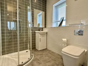 Master En-suite- click for photo gallery